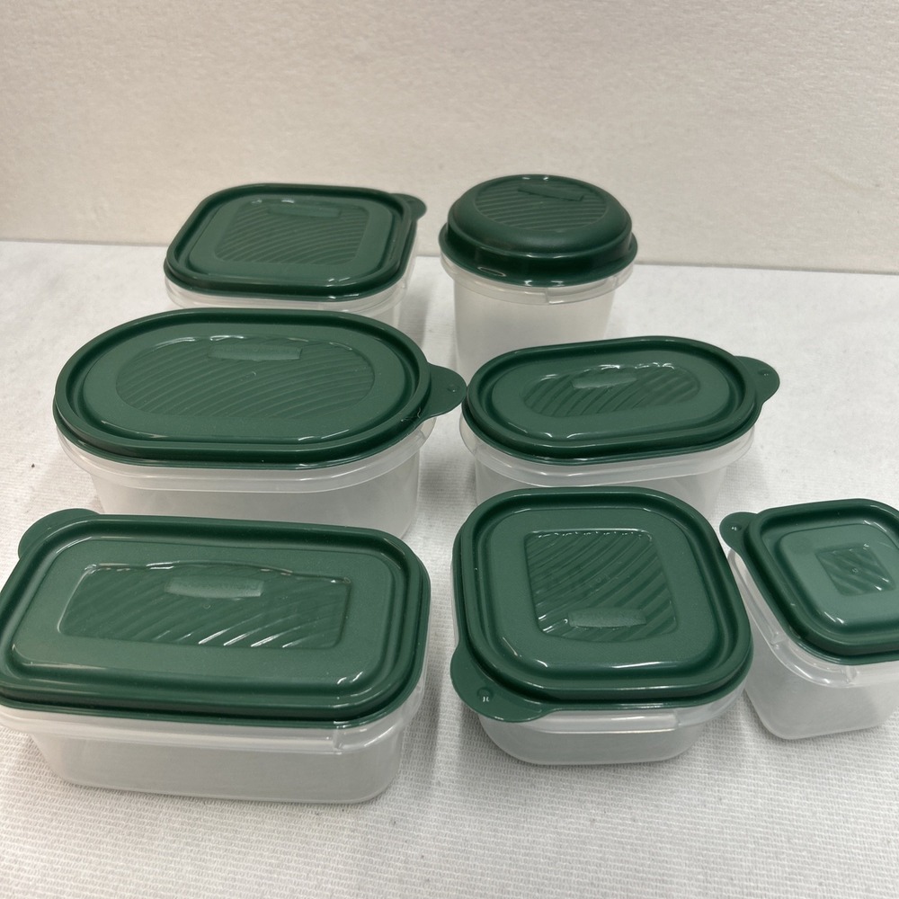 7  VTG Rubbermaid Servin' Saver 90's  Munchettes Containers Green Lids